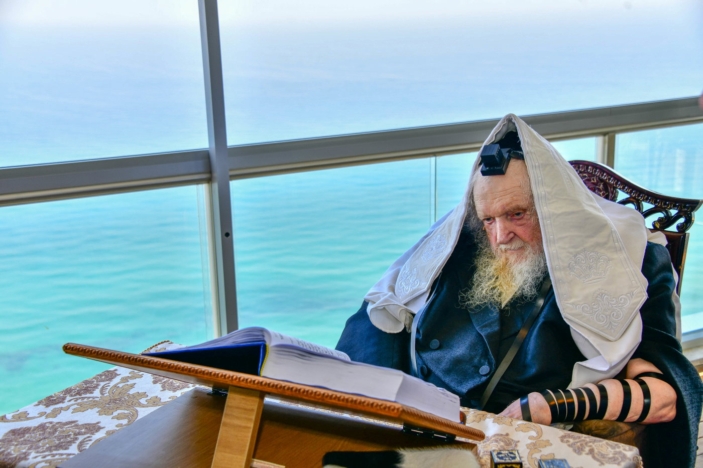 הגר"מ שטרנבוך בתפילת שחרית בנתניה