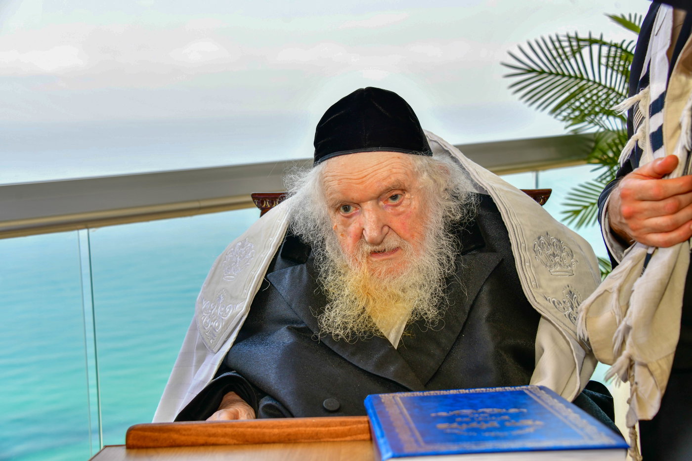 הגר"מ שטרנבוך בתפילת שחרית בנתניה