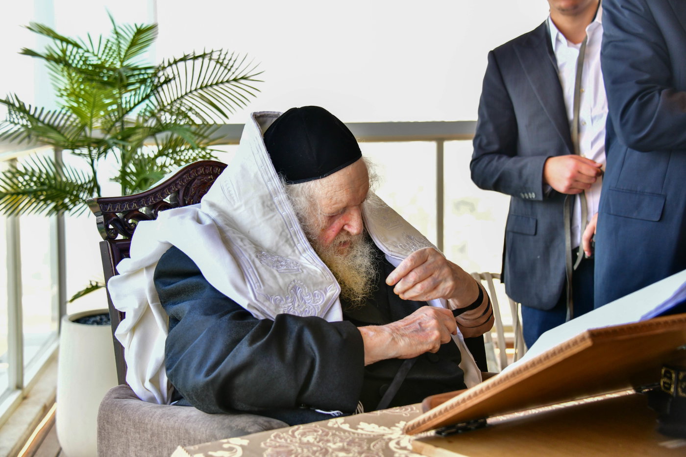 הגר"מ שטרנבוך בתפילת שחרית בנתניה