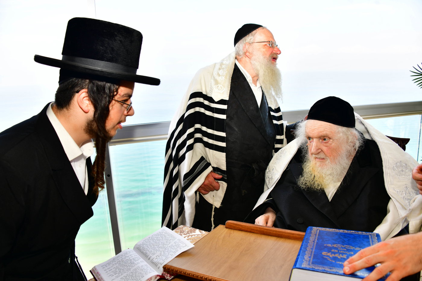 הגר"מ שטרנבוך בתפילת שחרית בנתניה