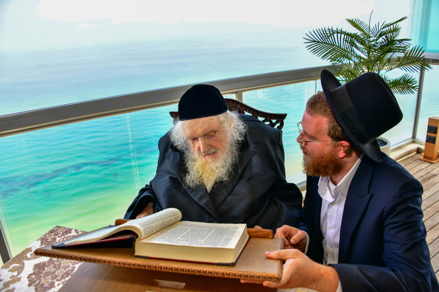 הגר"מ שטרנבוך בתפילת שחרית בנתניה