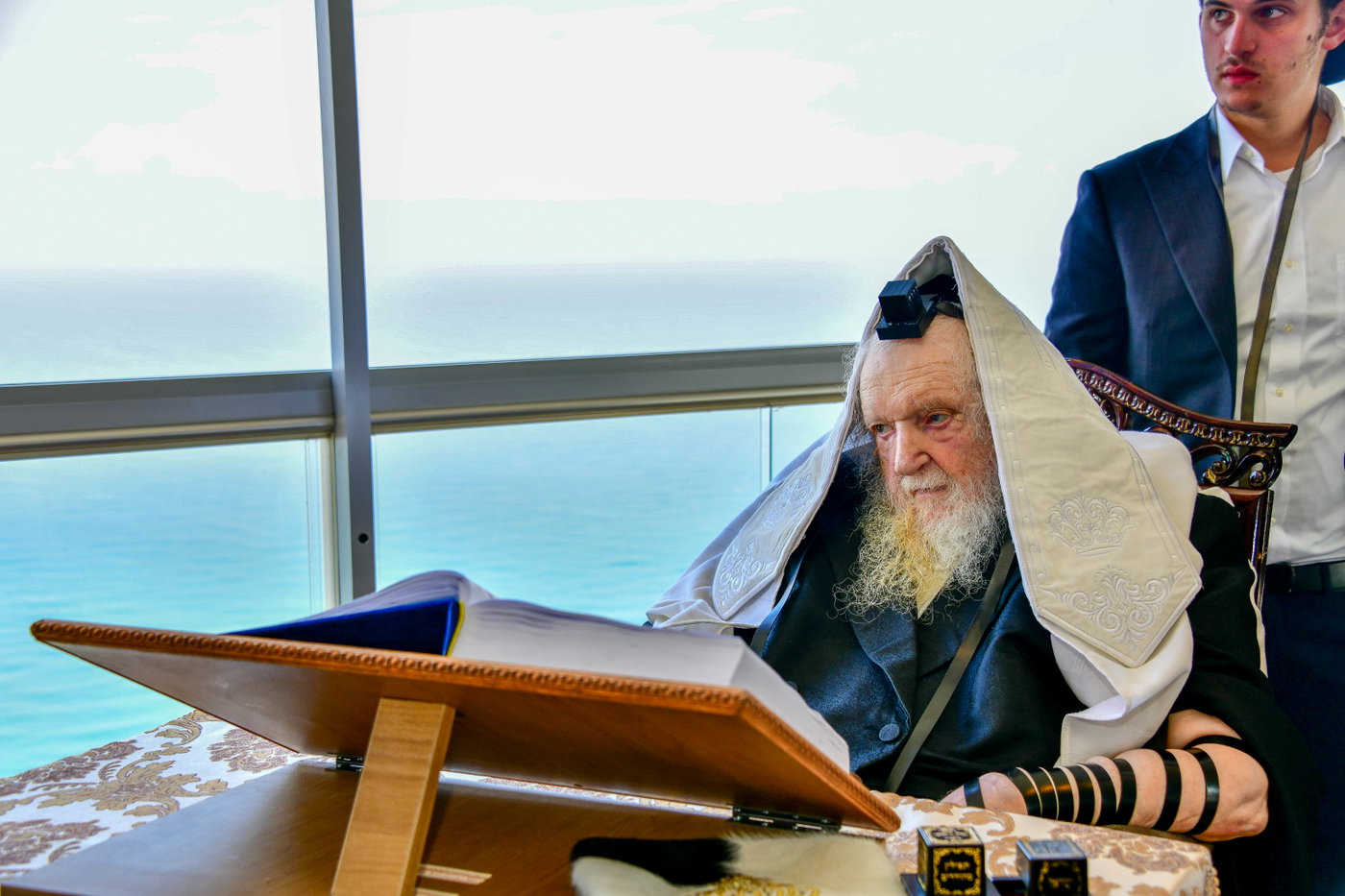 הגר"מ שטרנבוך בתפילת שחרית בנתניה