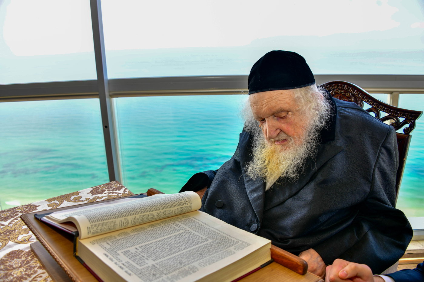 הגר"מ שטרנבוך בתפילת שחרית בנתניה