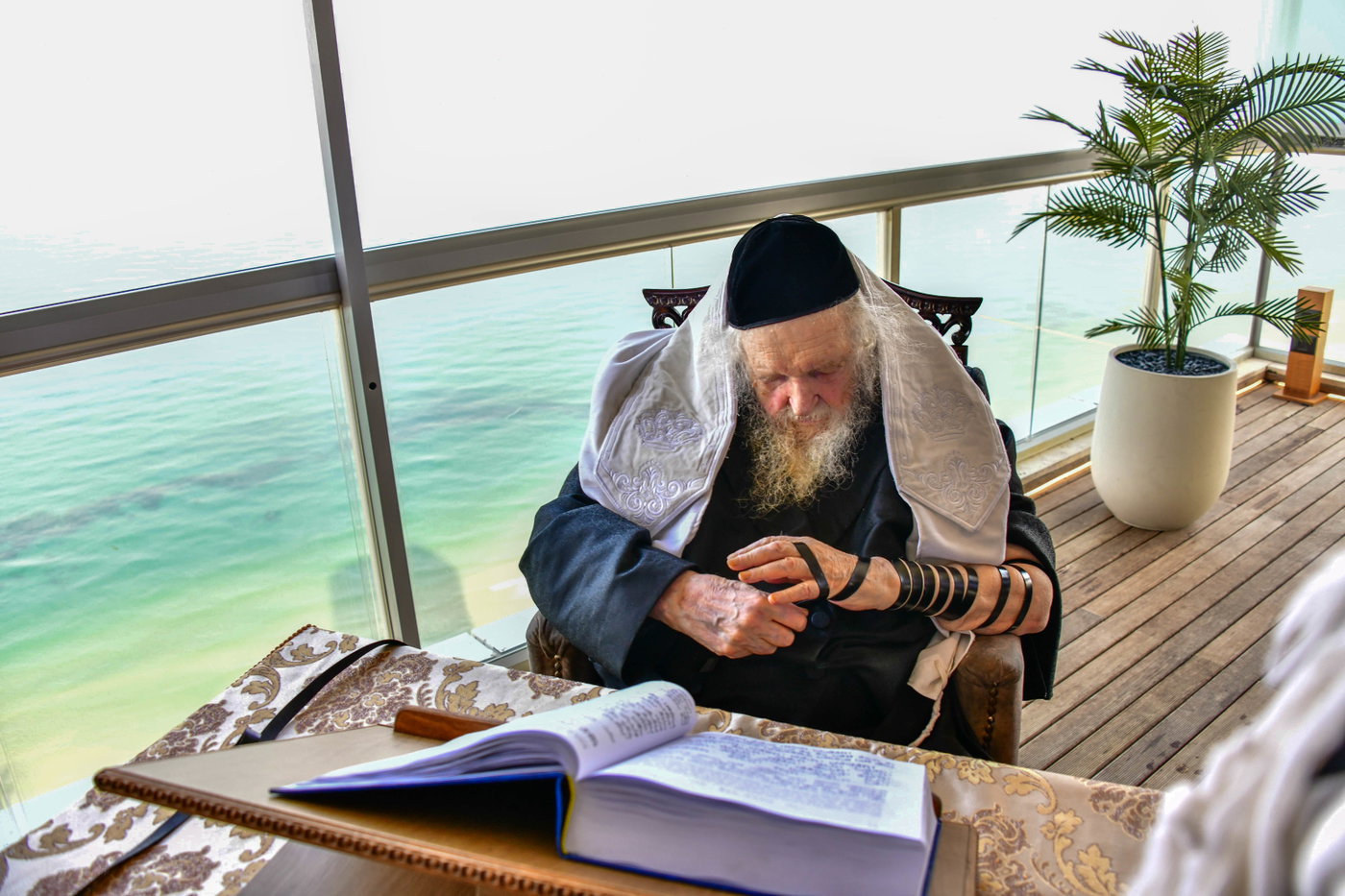 הגר"מ שטרנבוך בתפילת שחרית בנתניה