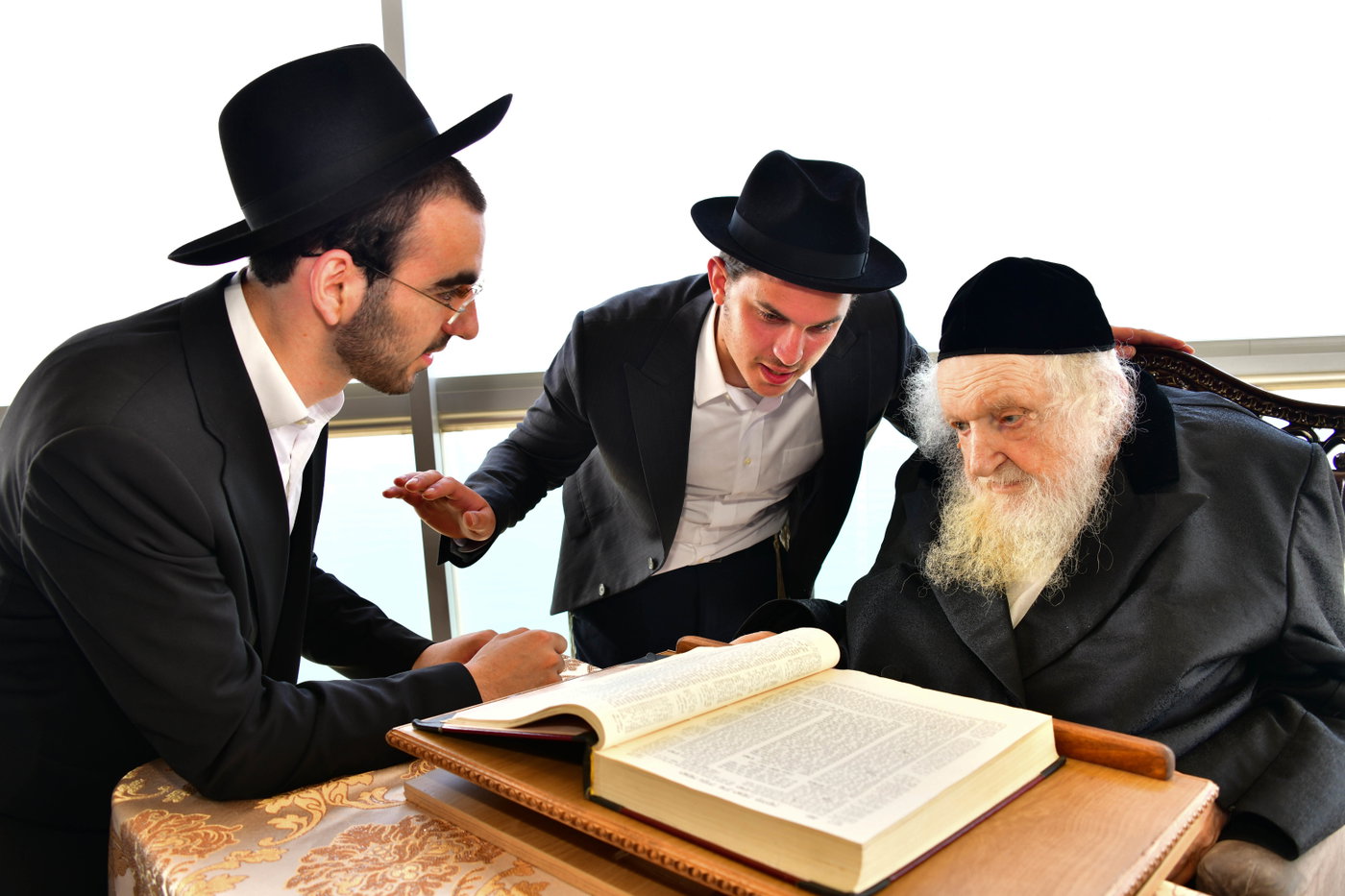 הגר"מ שטרנבוך בתפילת שחרית בנתניה