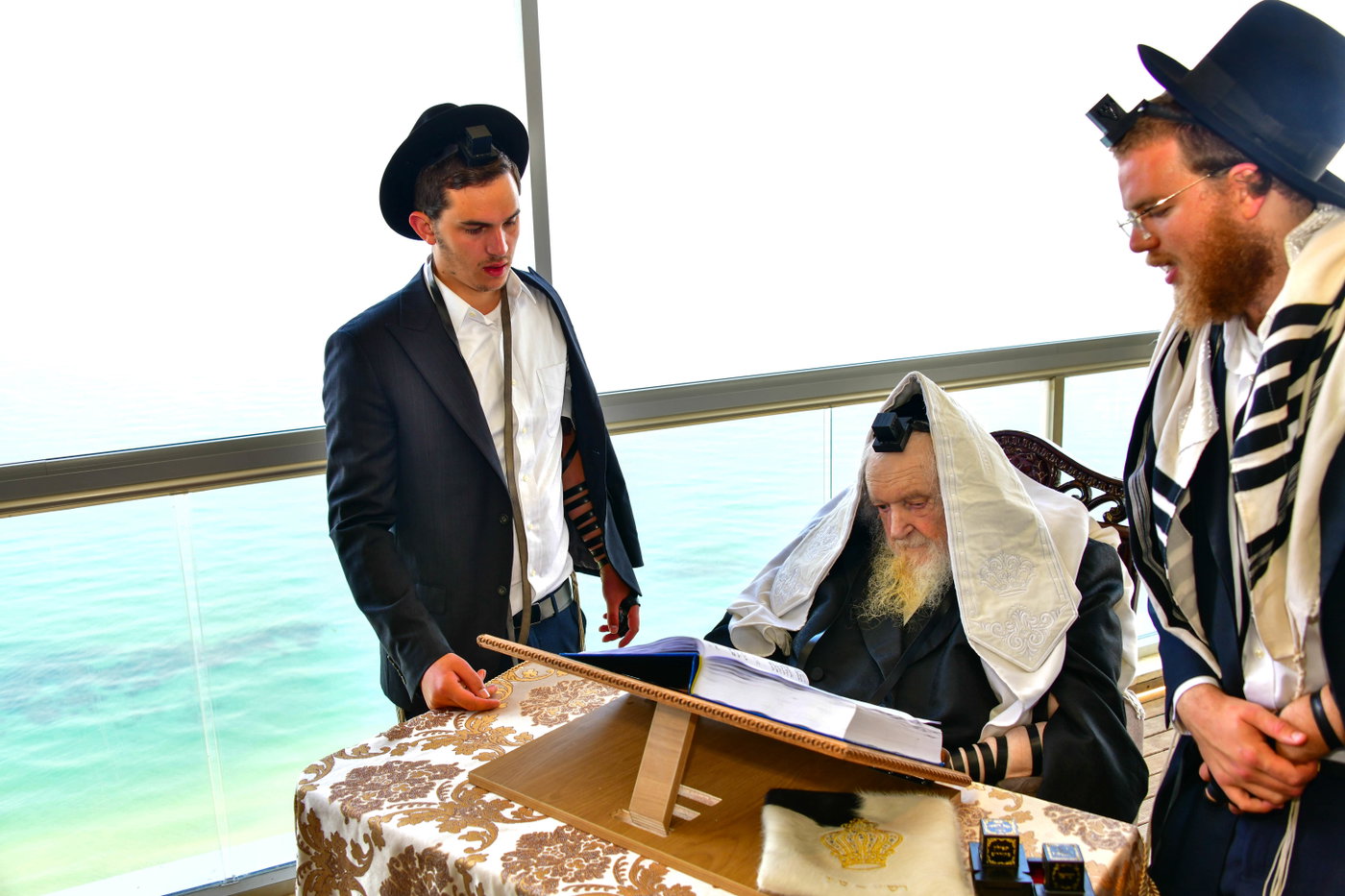 הגר"מ שטרנבוך בתפילת שחרית בנתניה