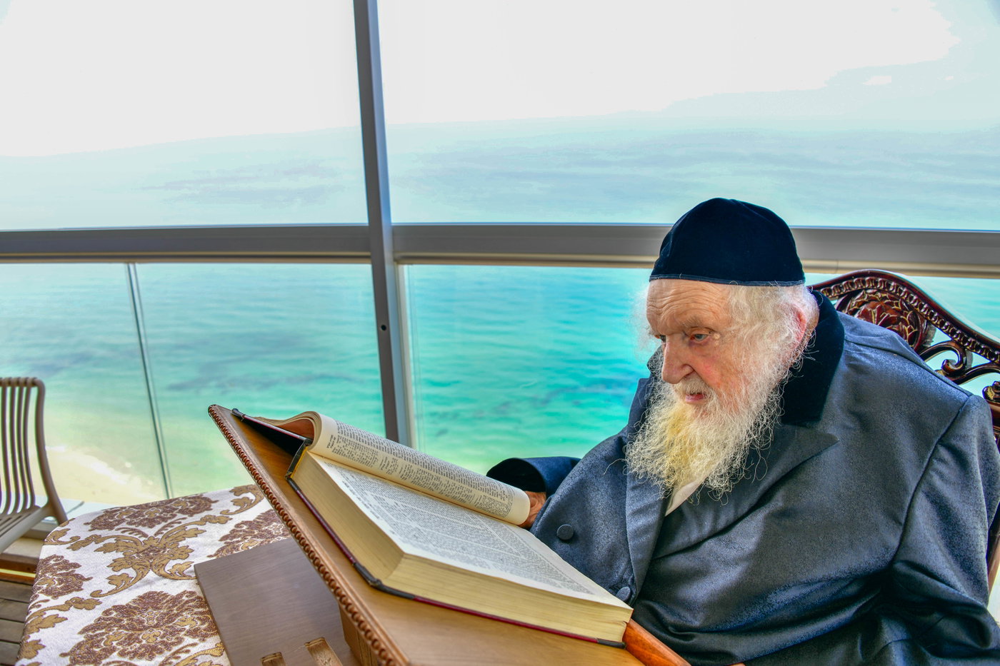 הגר"מ שטרנבוך בתפילת שחרית בנתניה