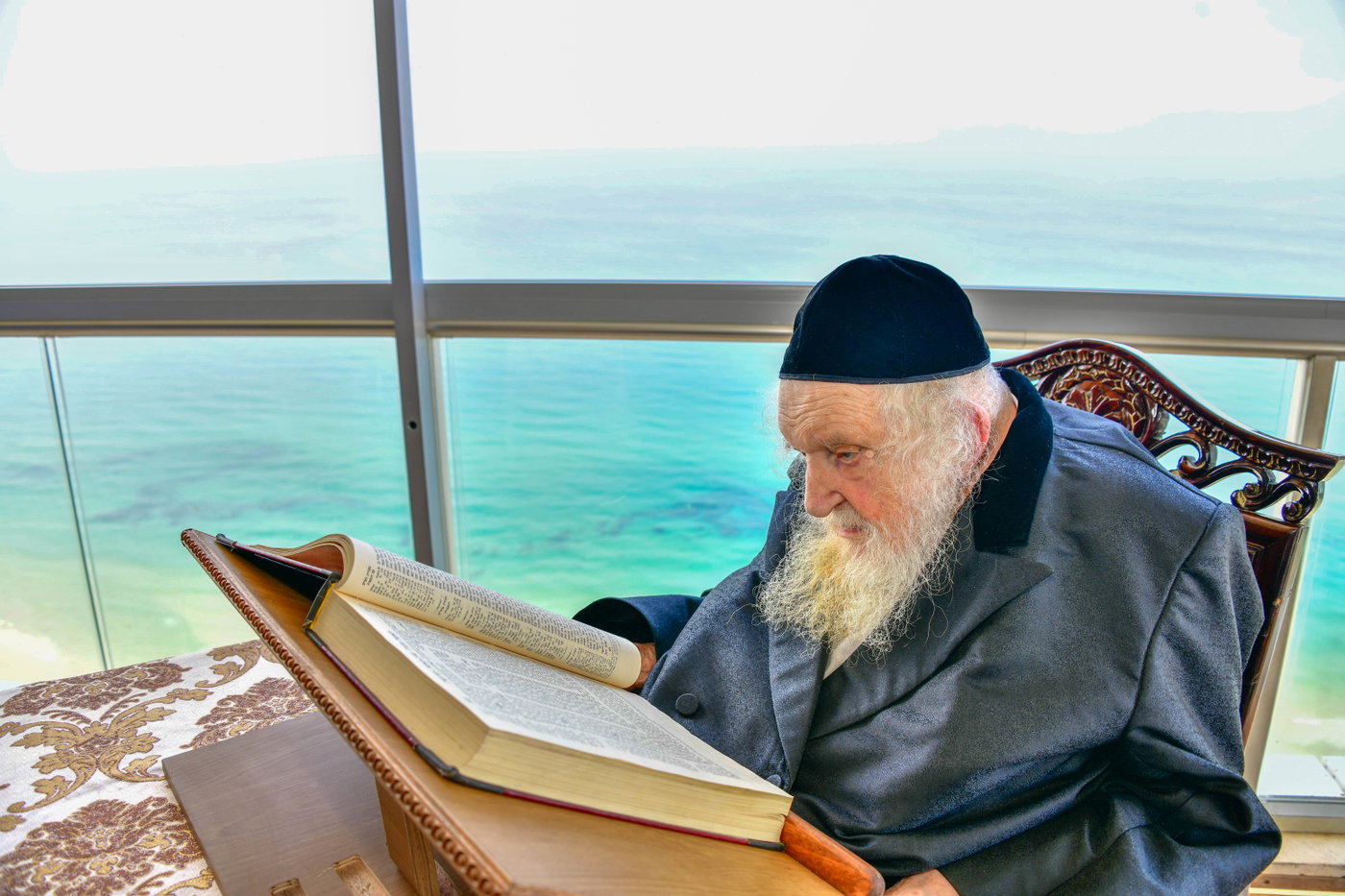 הגר"מ שטרנבוך בתפילת שחרית בנתניה