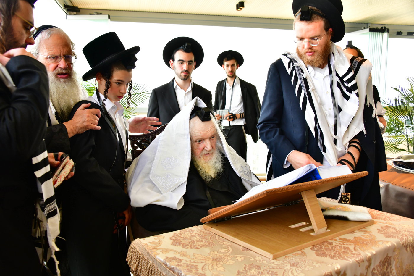 הגר"מ שטרנבוך בתפילת שחרית בנתניה