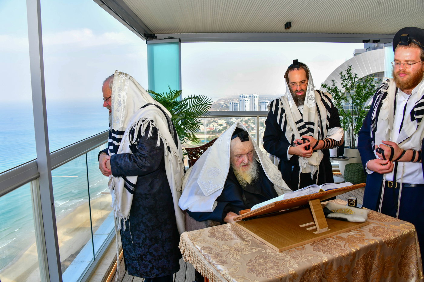 הגר"מ שטרנבוך בתפילת שחרית בנתניה