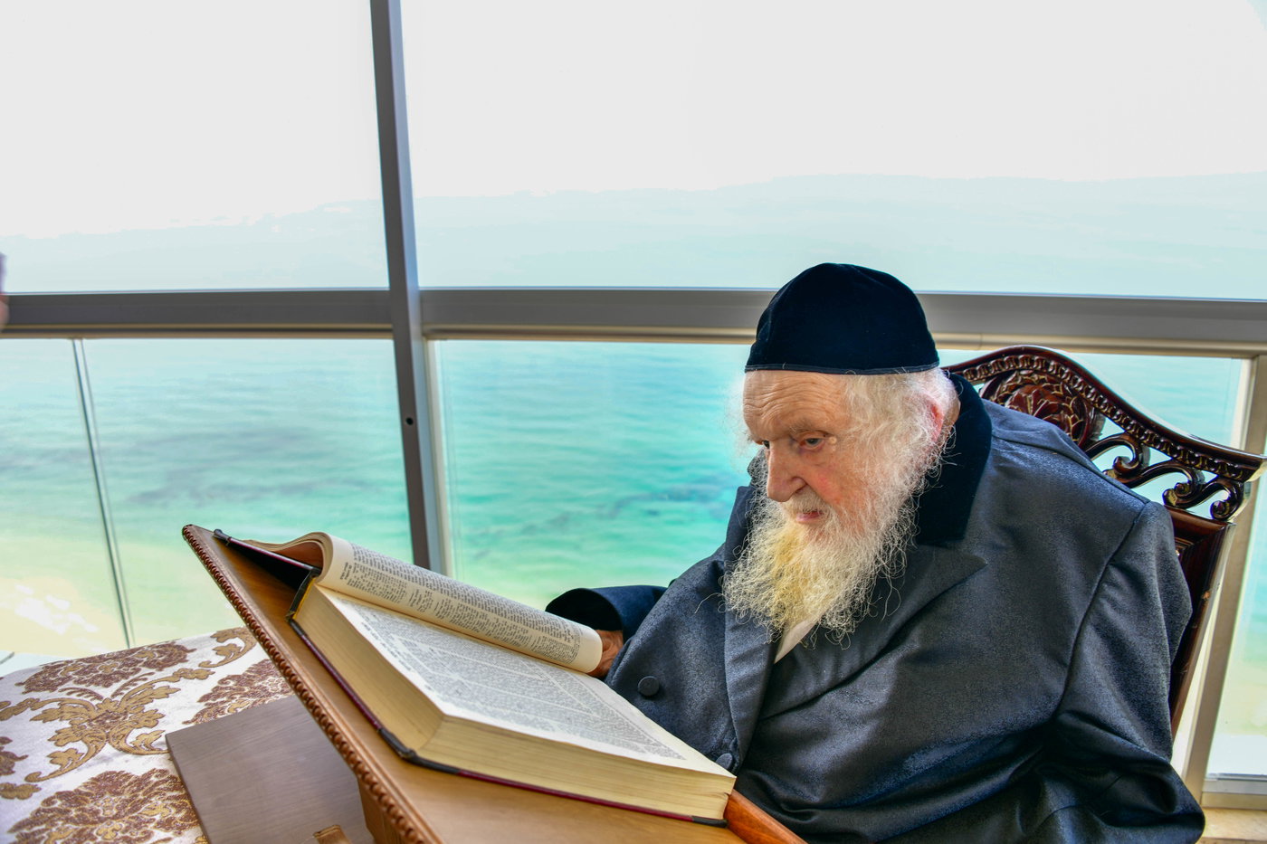 הגר"מ שטרנבוך בתפילת שחרית בנתניה