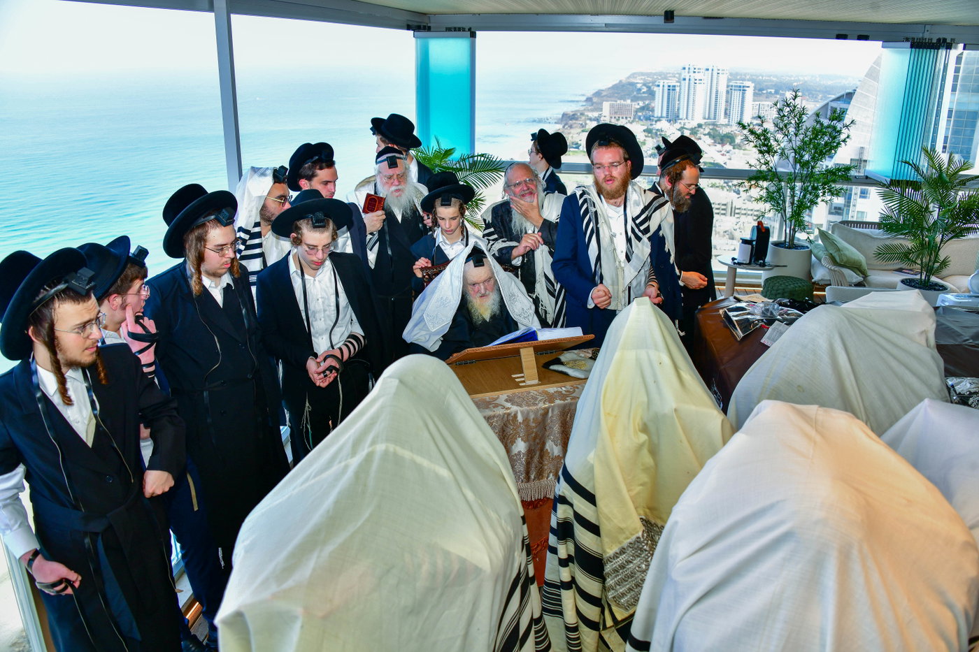הגר"מ שטרנבוך בתפילת שחרית בנתניה