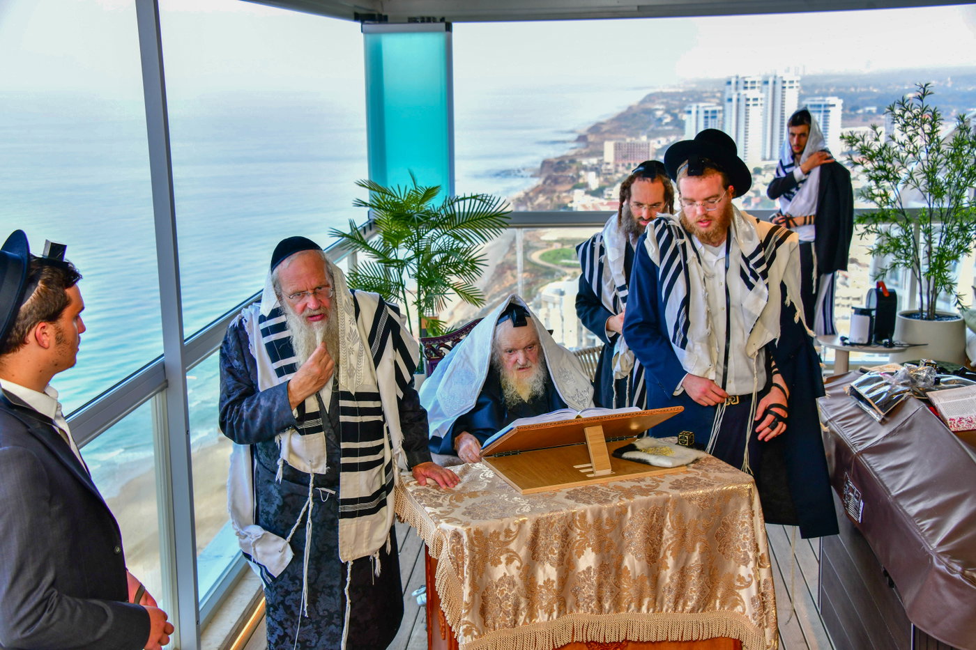 הגר"מ שטרנבוך בתפילת שחרית בנתניה