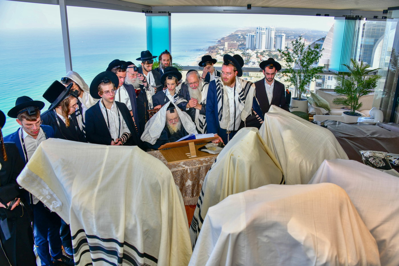 הגר"מ שטרנבוך בתפילת שחרית בנתניה