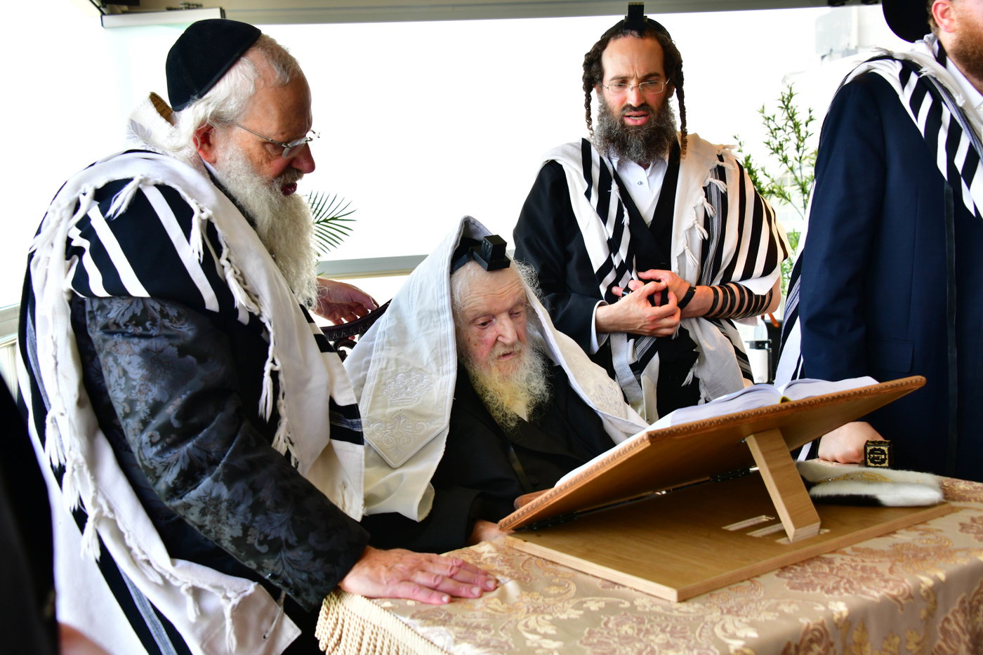 הגר"מ שטרנבוך בתפילת שחרית בנתניה