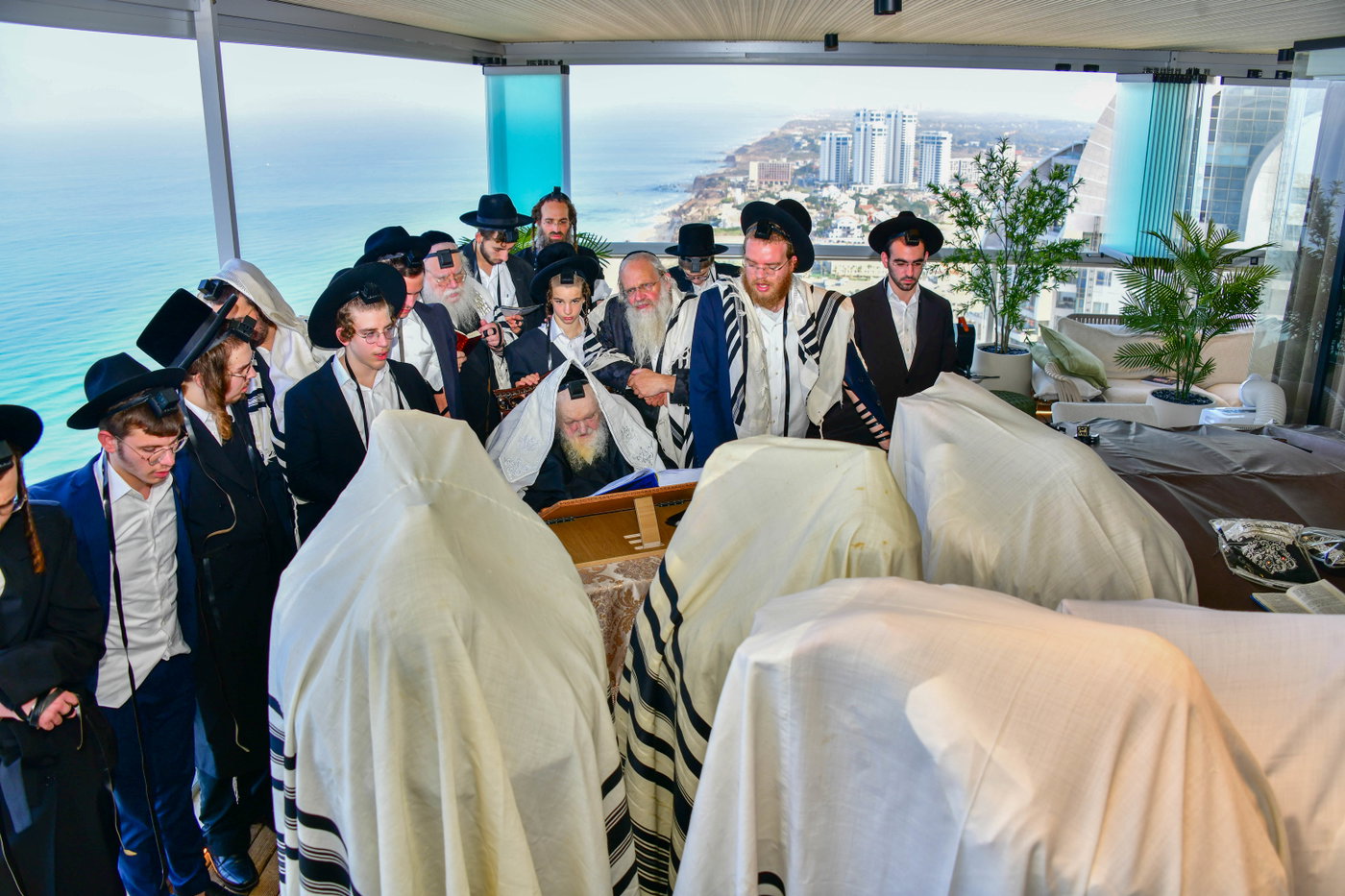 הגר"מ שטרנבוך בתפילת שחרית בנתניה