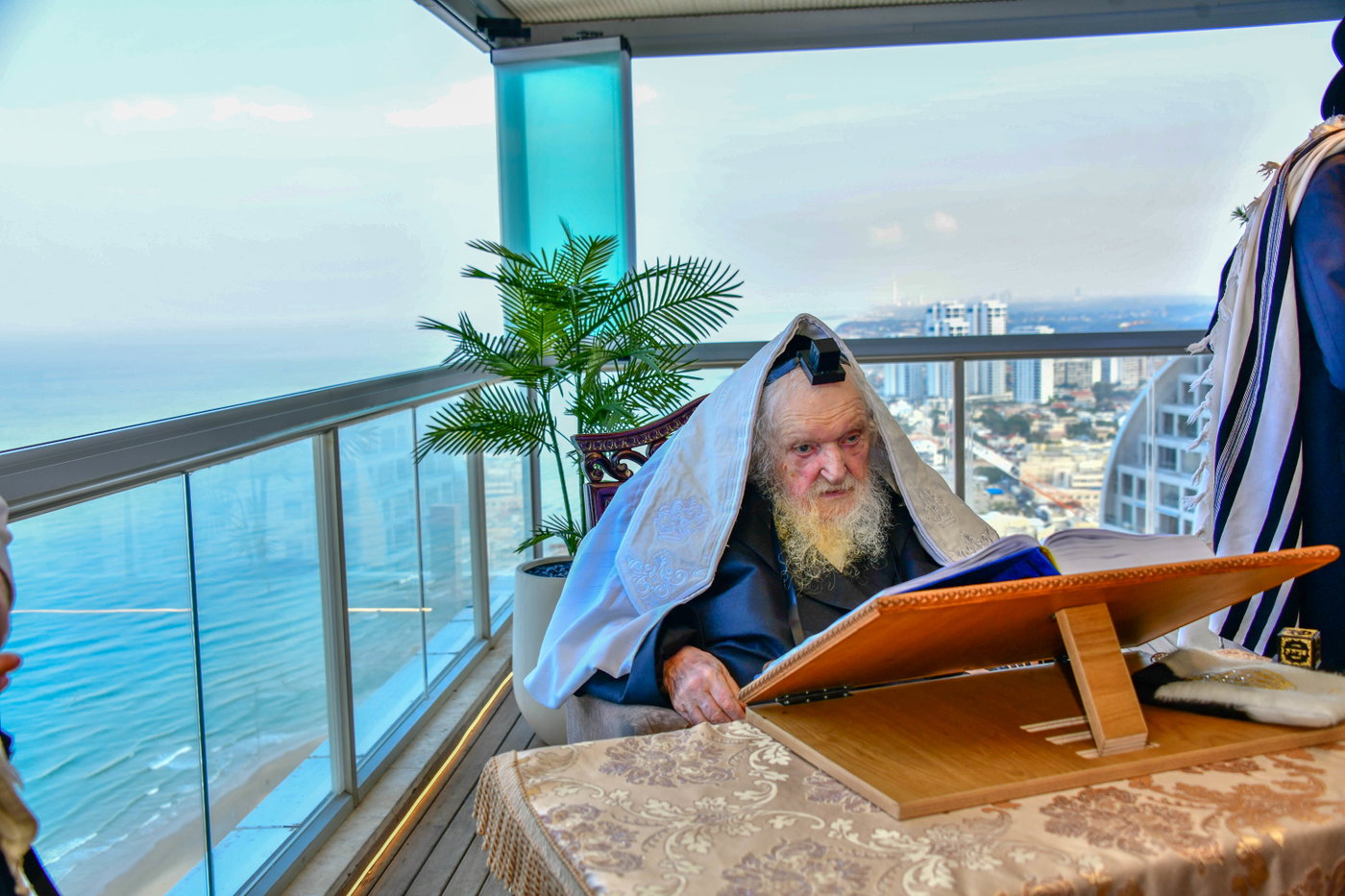 הגר"מ שטרנבוך בתפילת שחרית בנתניה