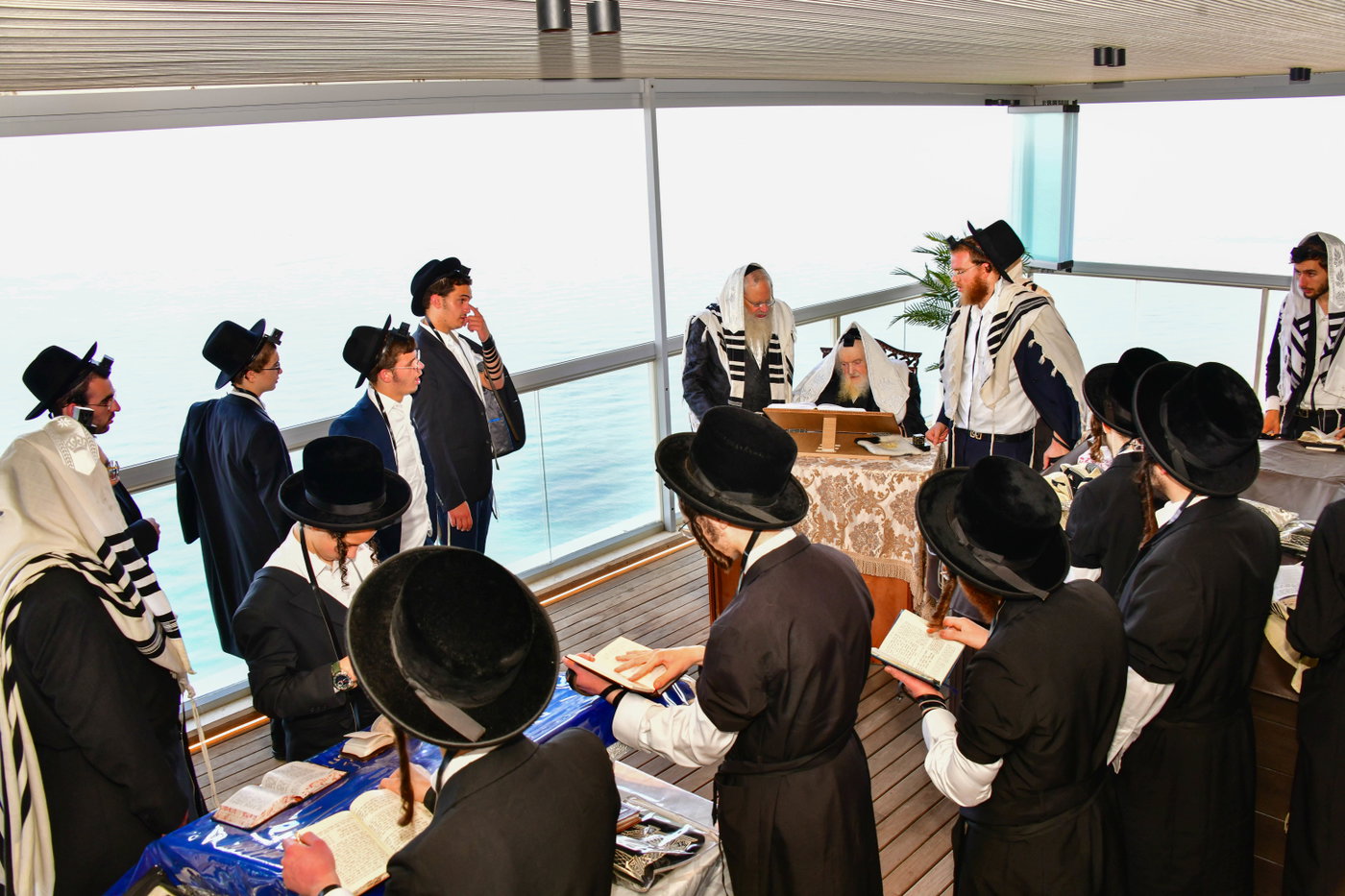 הגר"מ שטרנבוך בתפילת שחרית בנתניה