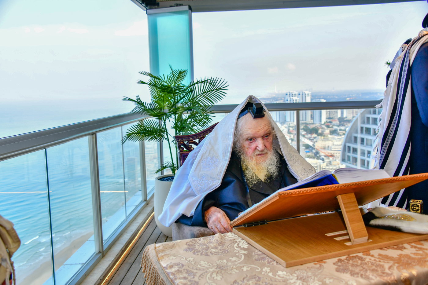 הגר"מ שטרנבוך בתפילת שחרית בנתניה