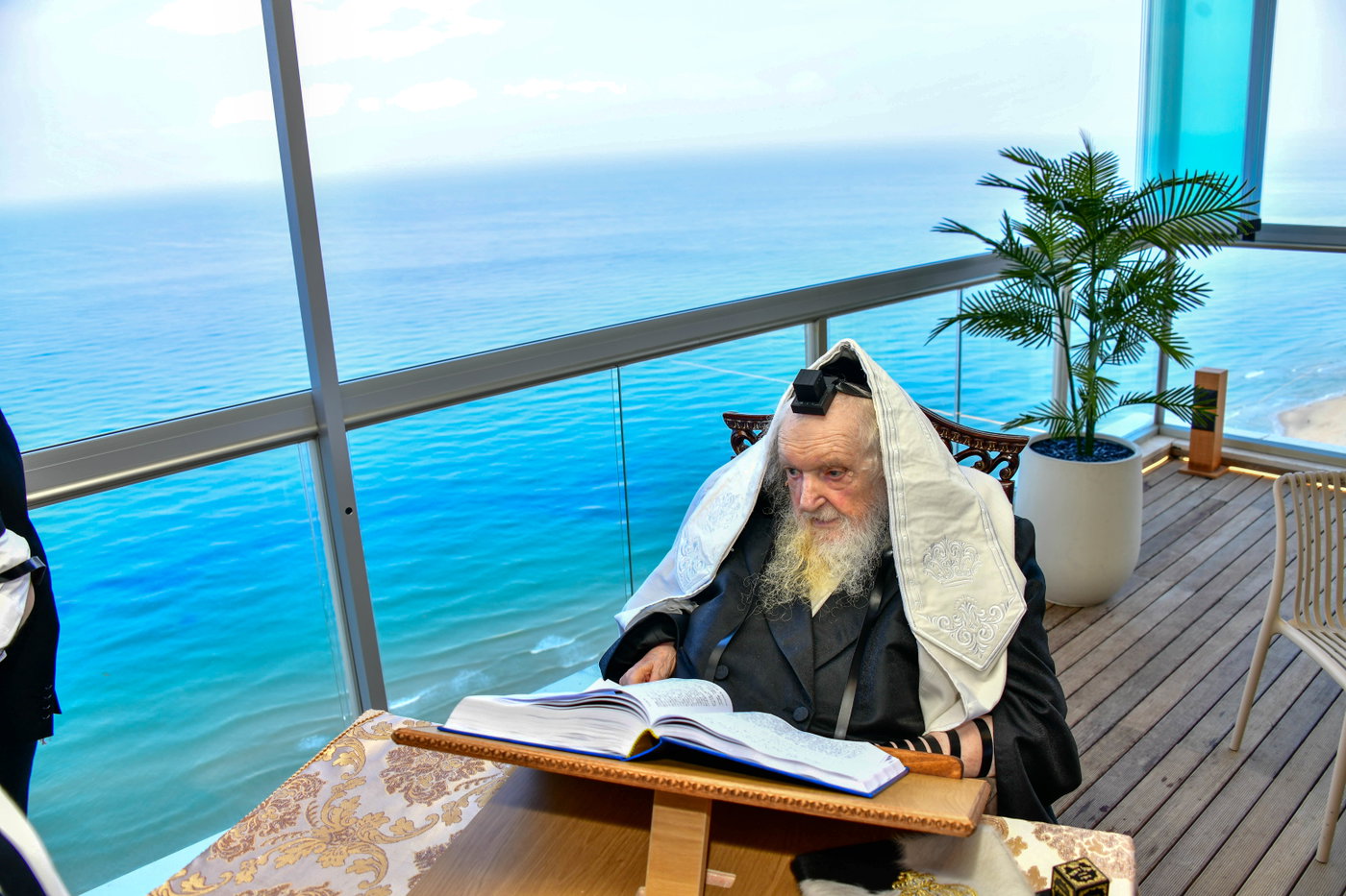 הגר"מ שטרנבוך בתפילת שחרית בנתניה