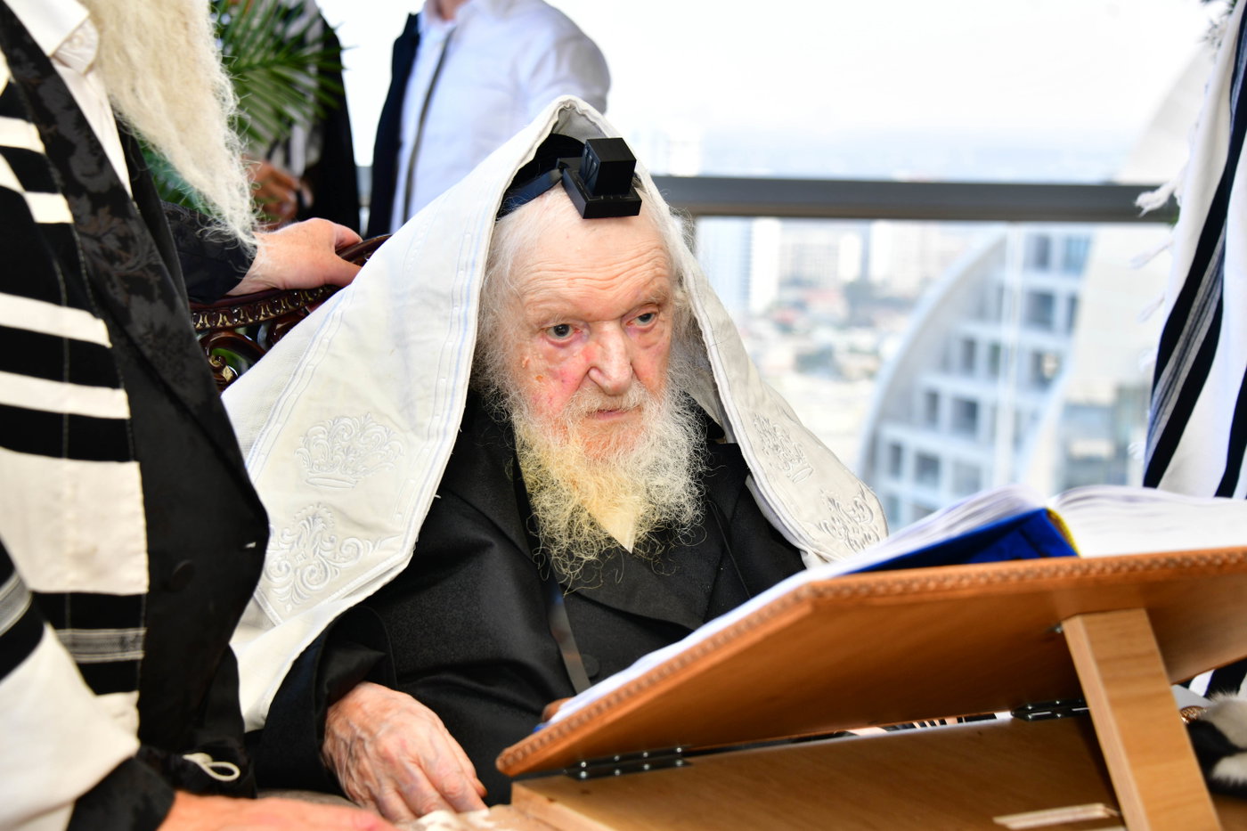 הגר"מ שטרנבוך בתפילת שחרית בנתניה