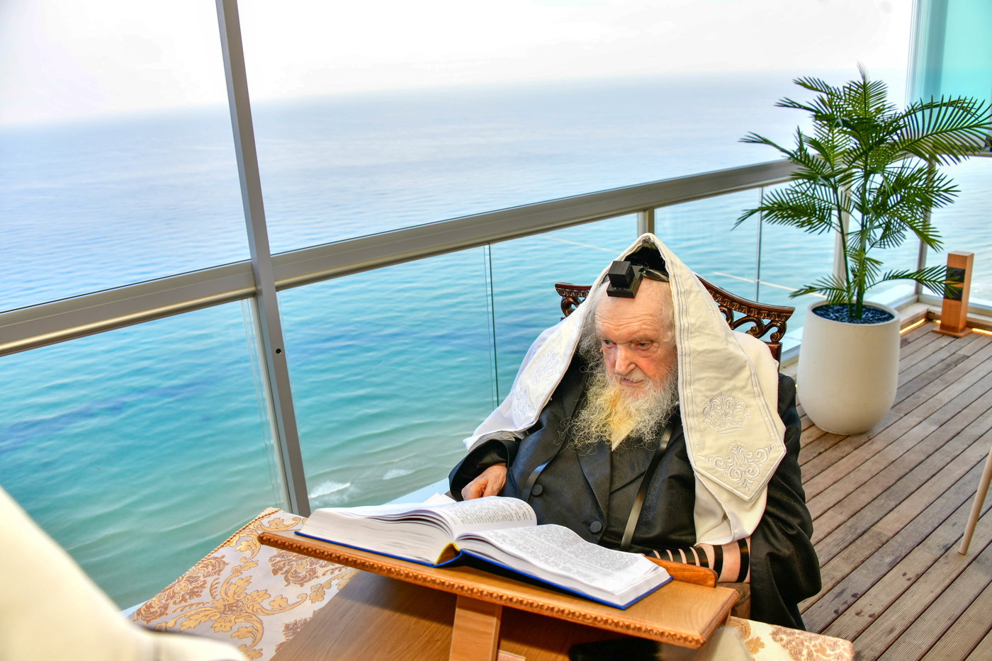 הגר"מ שטרנבוך בתפילת שחרית בנתניה