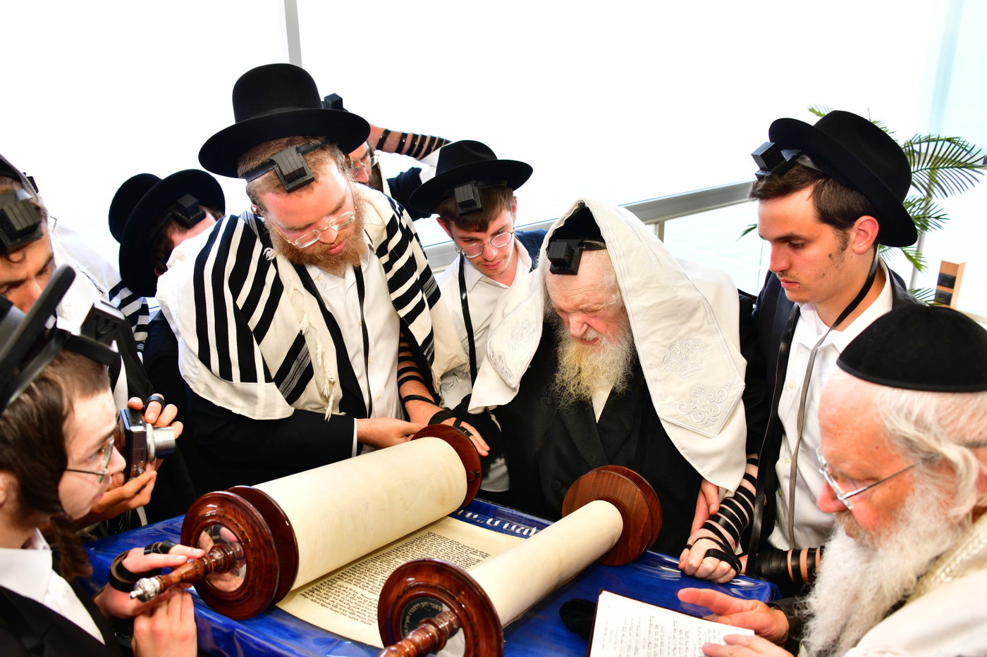הגר"מ שטרנבוך בתפילת שחרית בנתניה