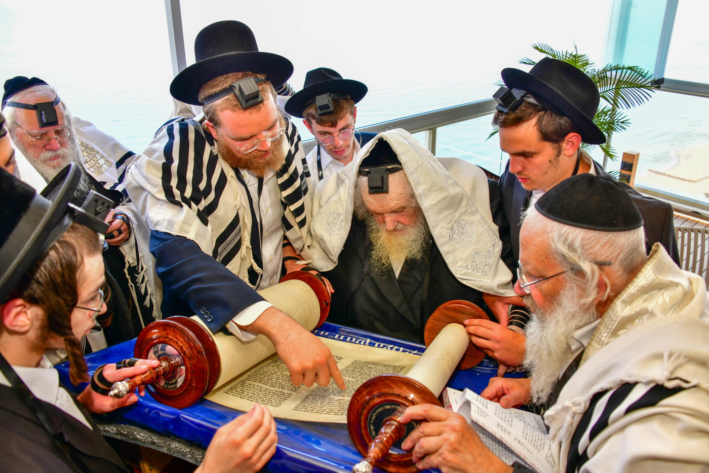 הגר"מ שטרנבוך בתפילת שחרית בנתניה