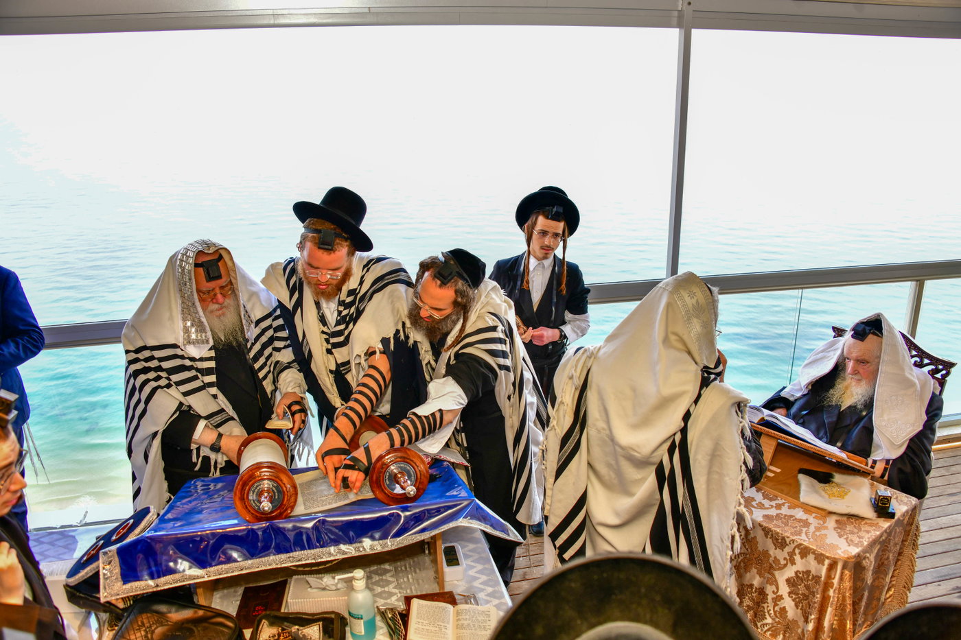 הגר"מ שטרנבוך בתפילת שחרית בנתניה
