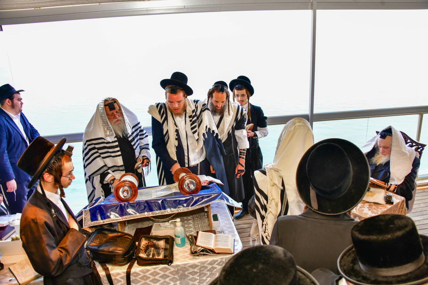 הגר"מ שטרנבוך בתפילת שחרית בנתניה