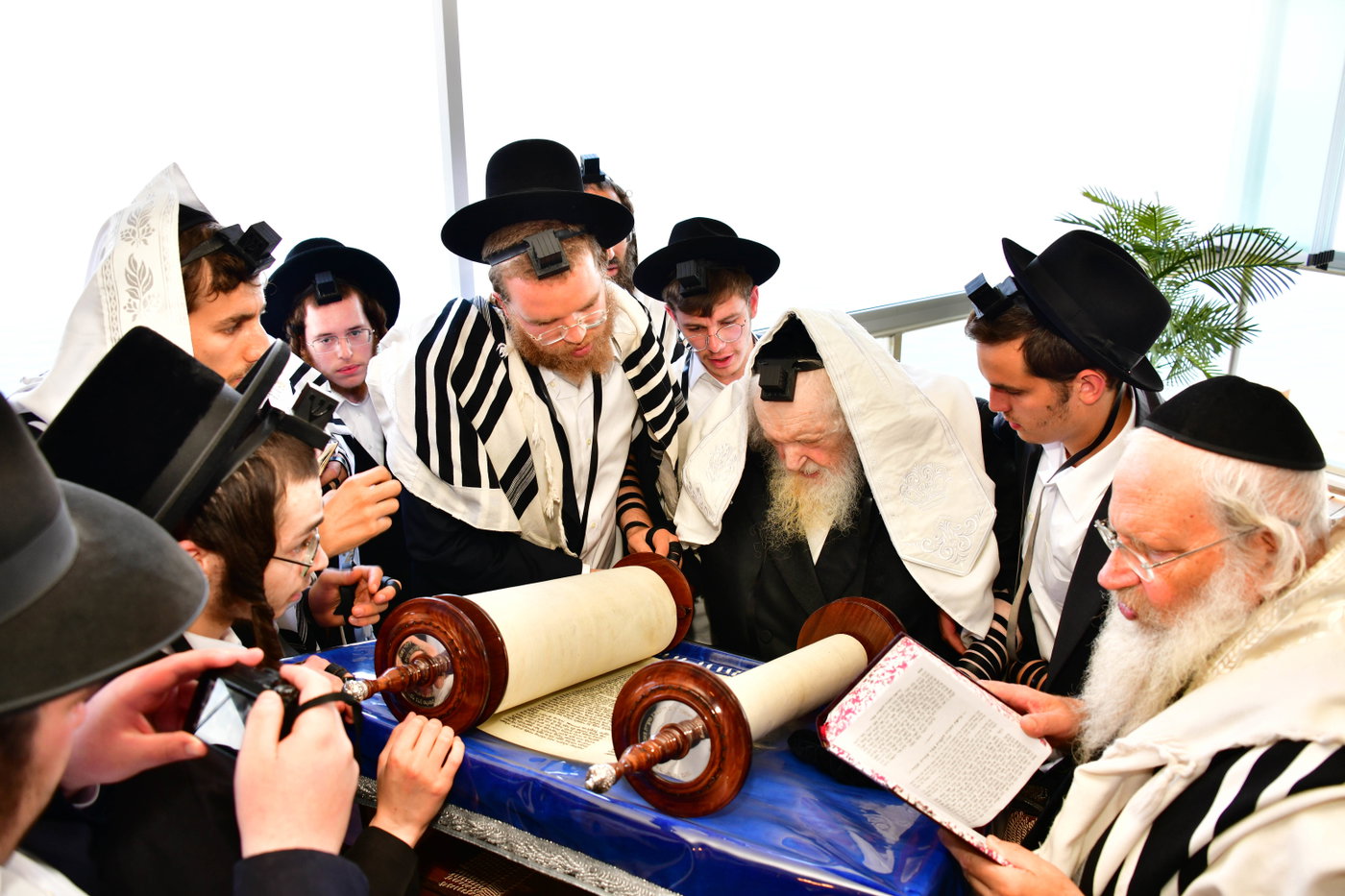 הגר"מ שטרנבוך בתפילת שחרית בנתניה