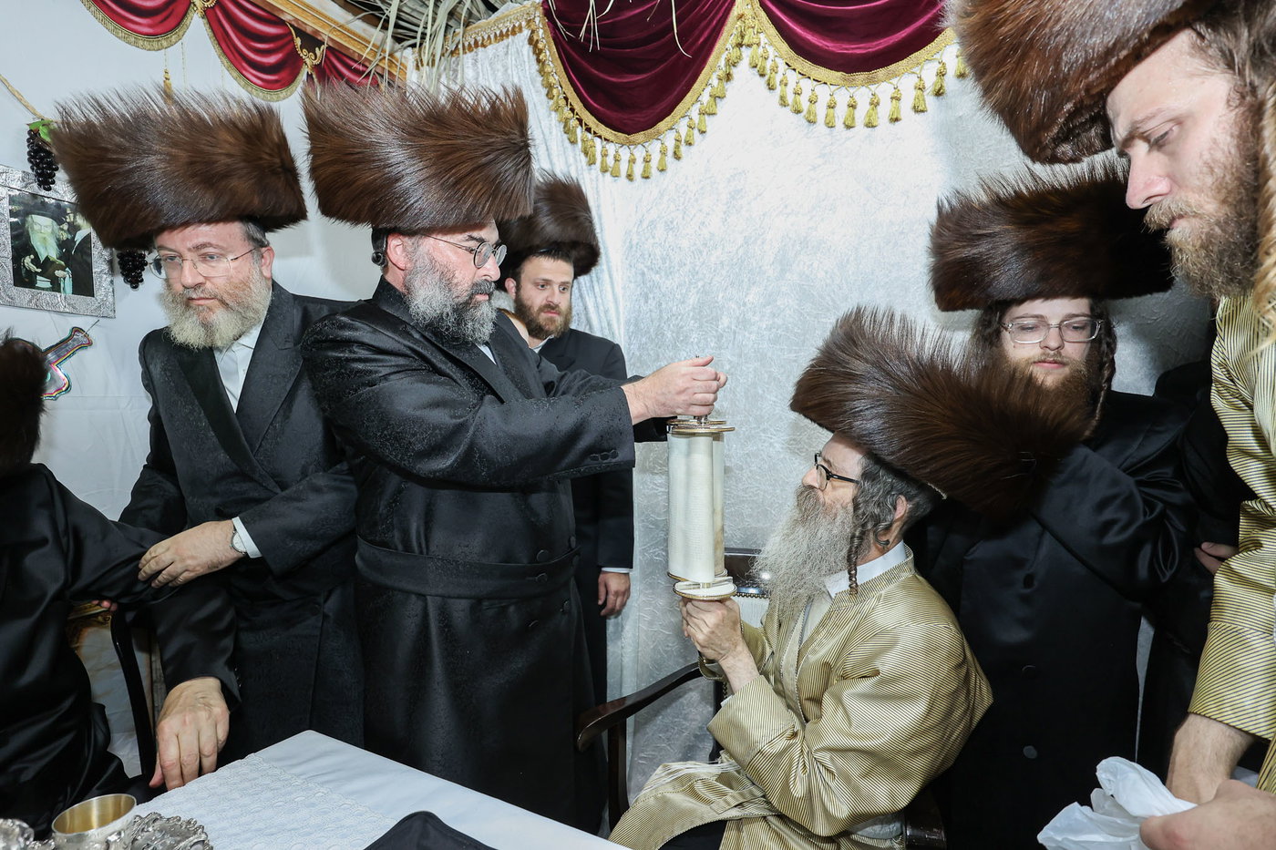 הכנסת ס"ת אצל הגה"צ רבי נחמן בידרמן