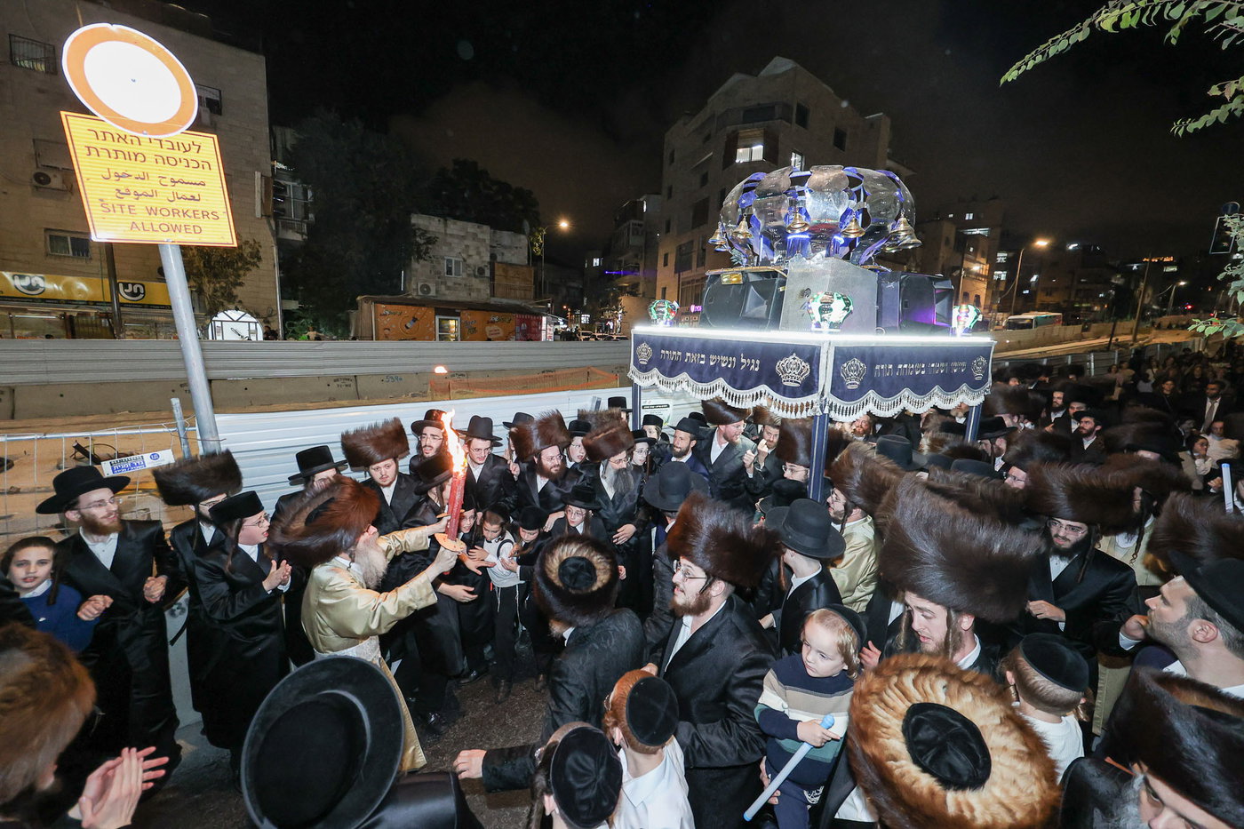 הכנסת ס"ת אצל הגה"צ רבי נחמן בידרמן