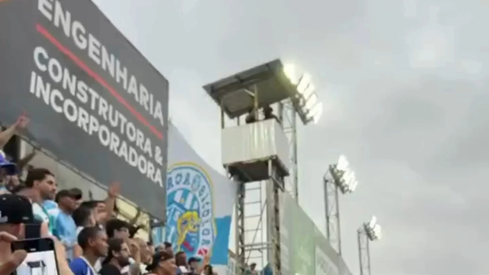 חשבתי שאני מת: הצלם נאחז בציפורניו בזמן שהאוהדים זינקו 