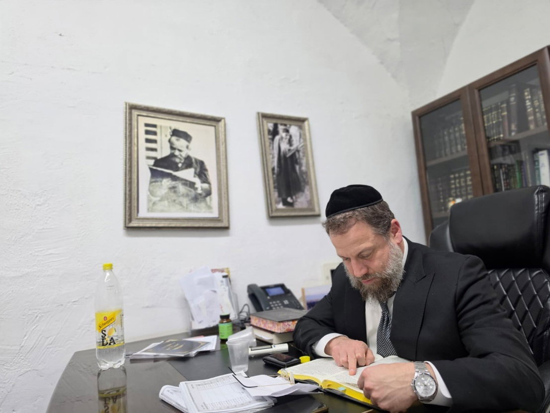 לאורם של גאוני תנועת המוסר. ראש ישיבת נתיבות אהרן הגאון רבי משה פרידמן בחדר לימודו. מצד ימין התמונה המפורסמת של הגה"צ רבי איצ'לה בלאזר עולה בגרם המדרגות בישיבה. מצד שמאל הנגיד ר' שמואל שטרויס