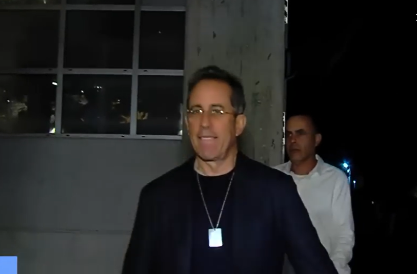 ג'רי סיינפלד עונד את סיכת החטופים בעוטף עזה