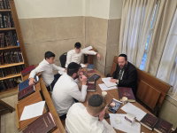 שיעור מוסר בישיבת נתיבות אהרן חצר שטרויס ההיסטורית מיסודם של בעלי תנועת המוסר