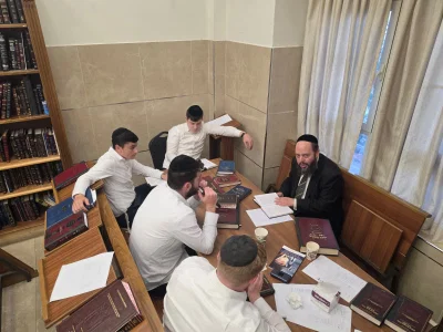 שיעור מוסר בישיבת נתיבות אהרן חצר שטרויס ההיסטורית מיסודם של בעלי תנועת המוסר