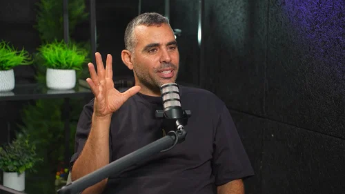 "מי הילד הדפוק שיכול לחייך כשאח שלו נהרג?": אליסף פרץ בריאיון הכי חשוף שלו • צפו