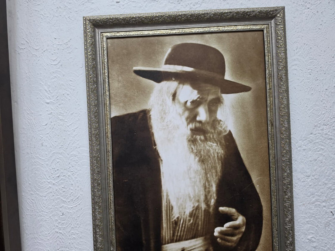 דמותו של הגרי"ח זוננפלד בקירות חצר שטרויס בימינו