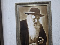 דמותו של הגרי"ח זוננפלד בקירות חצר שטרויס בימינו