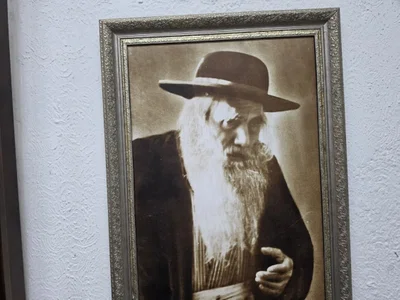 דמותו של הגרי"ח זוננפלד בקירות חצר שטרויס בימינו
