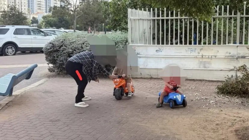 פעוטות יצאו לבד ממעון בפתח תקווה ואותרו משוטטים ברחוב; 2 גננות עוכבו לחקירה