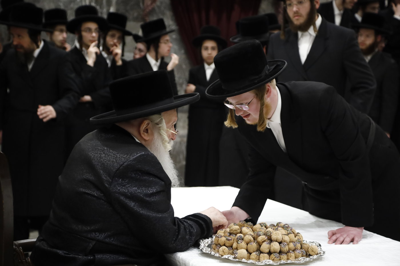 האדמו"ר מבאבוב בחלוקת אגוזים לבחורים