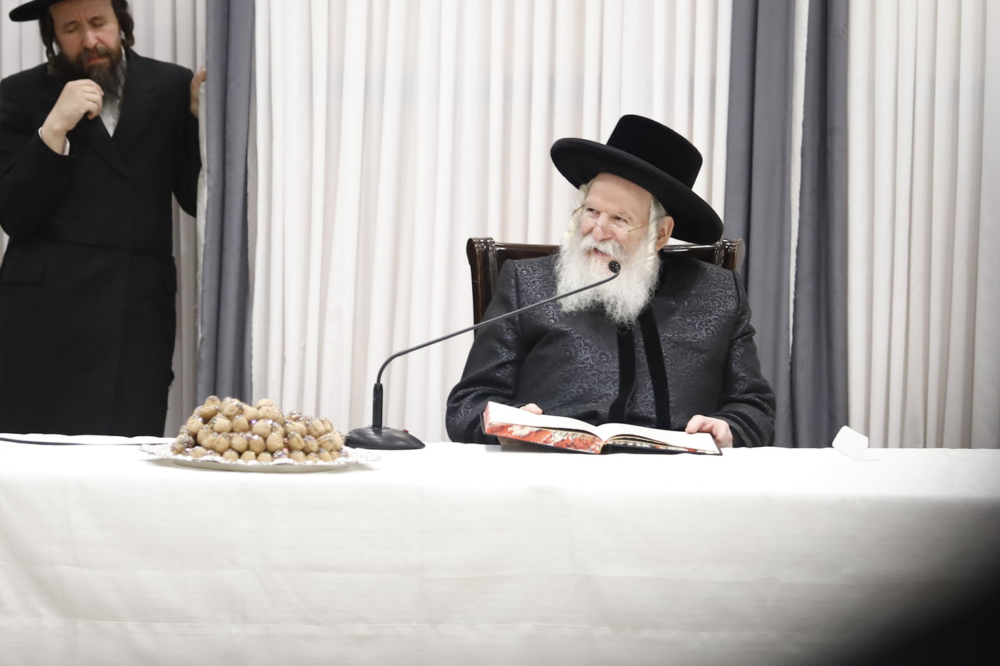 האדמו"ר מבאבוב בחלוקת אגוזים לבחורים