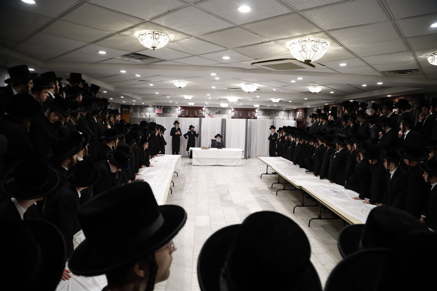 האדמו"ר מבאבוב בחלוקת אגוזים לבחורים