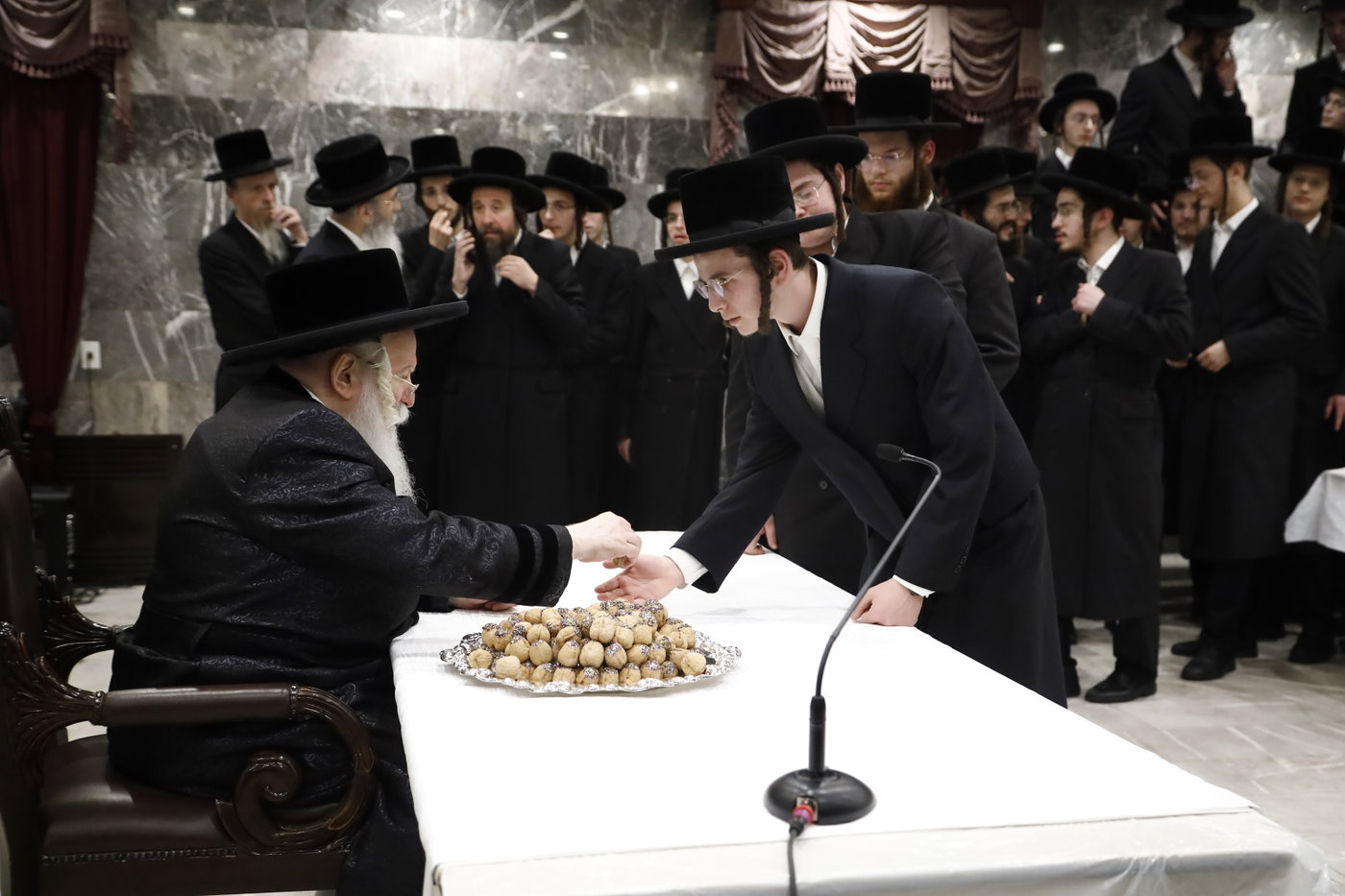 האדמו"ר מבאבוב בחלוקת אגוזים לבחורים