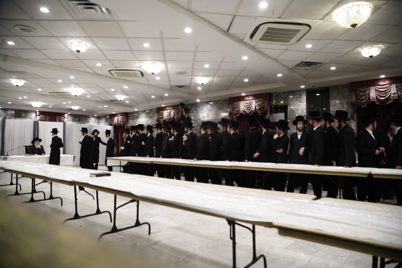 האדמו"ר מבאבוב בחלוקת אגוזים לבחורים