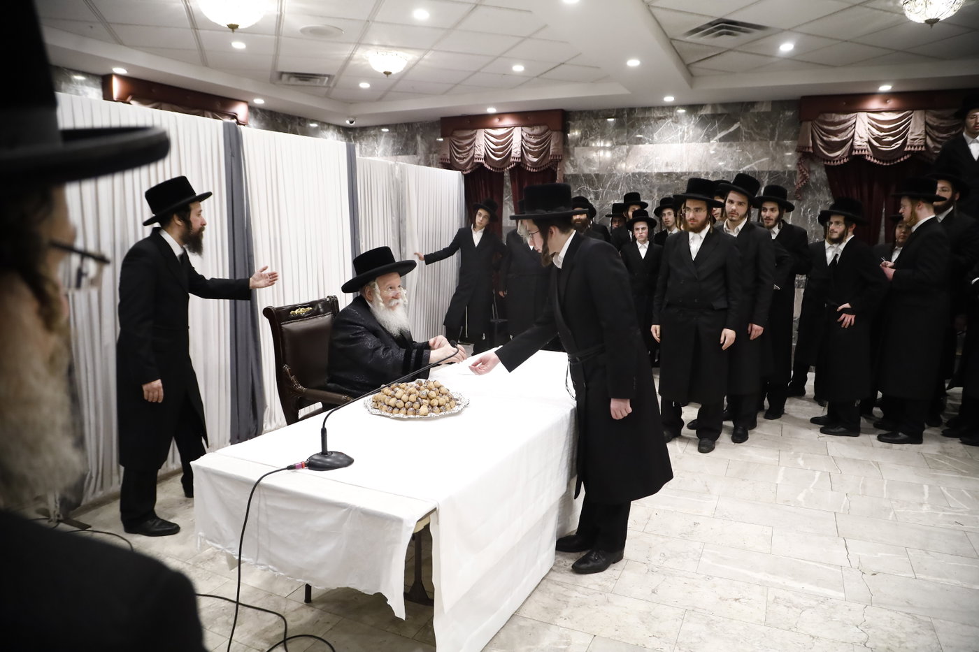 האדמו"ר מבאבוב בחלוקת אגוזים לבחורים
