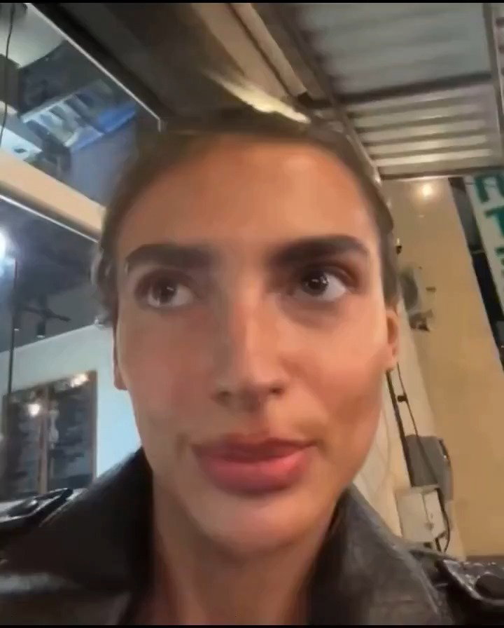 שניות מהאסון: צעירה תיעדה את עצמה והטיל התפוצץ מעליה